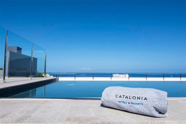 CATALONIA ORO NEGRO - bazén na střeše